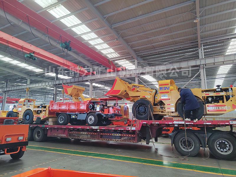 4臺(tái)1方內(nèi)燃鏟運(yùn)機(jī)、2臺(tái)5噸井下礦山車發(fā)往四川